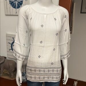 NWT northern reflections size small White Embroidered Women's Top